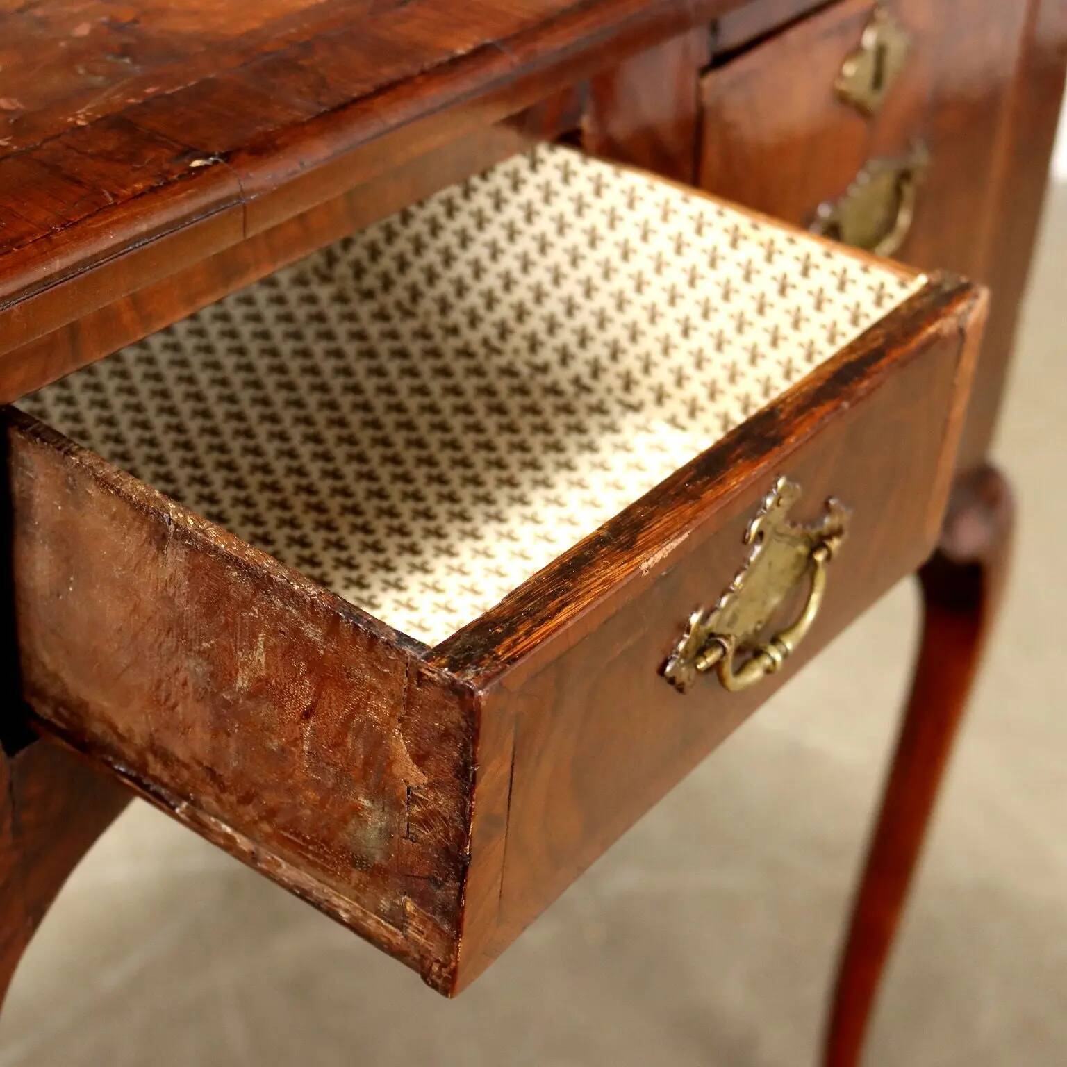 Antique Chippendale writing desk in walnut, oak, and fir, 18th century.