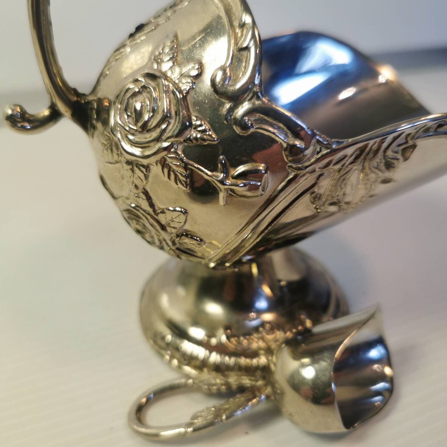 Sucrier en relief vintage argenté, motif roses et sa cuillère