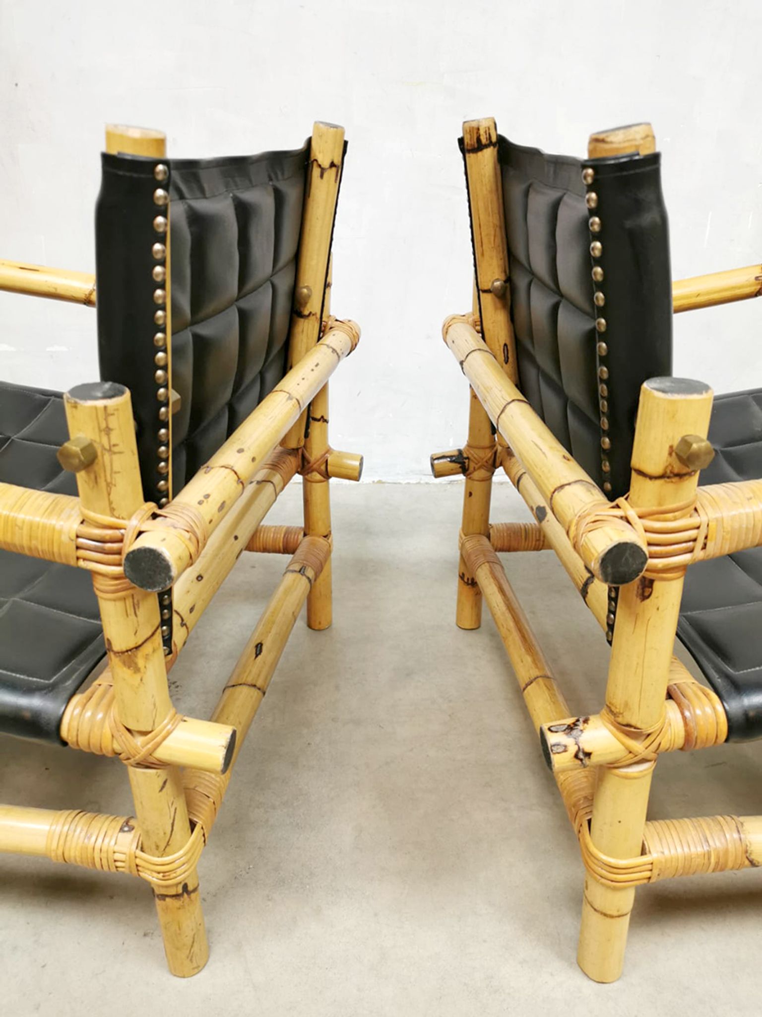 Ensemble de 3 fauteuils de safari suédois de conception de midcentury et ottoman