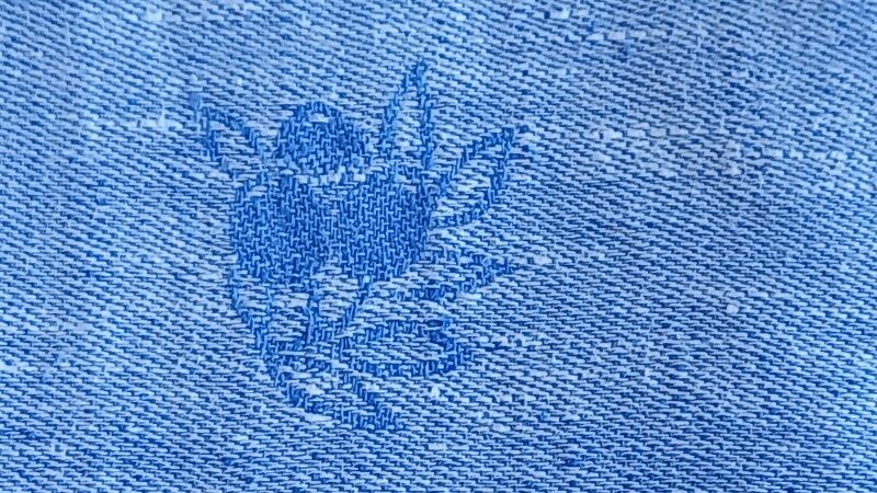 Nappe damassée en lin blanc-bleu
