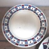 Six assiettes dépareillées en faîence