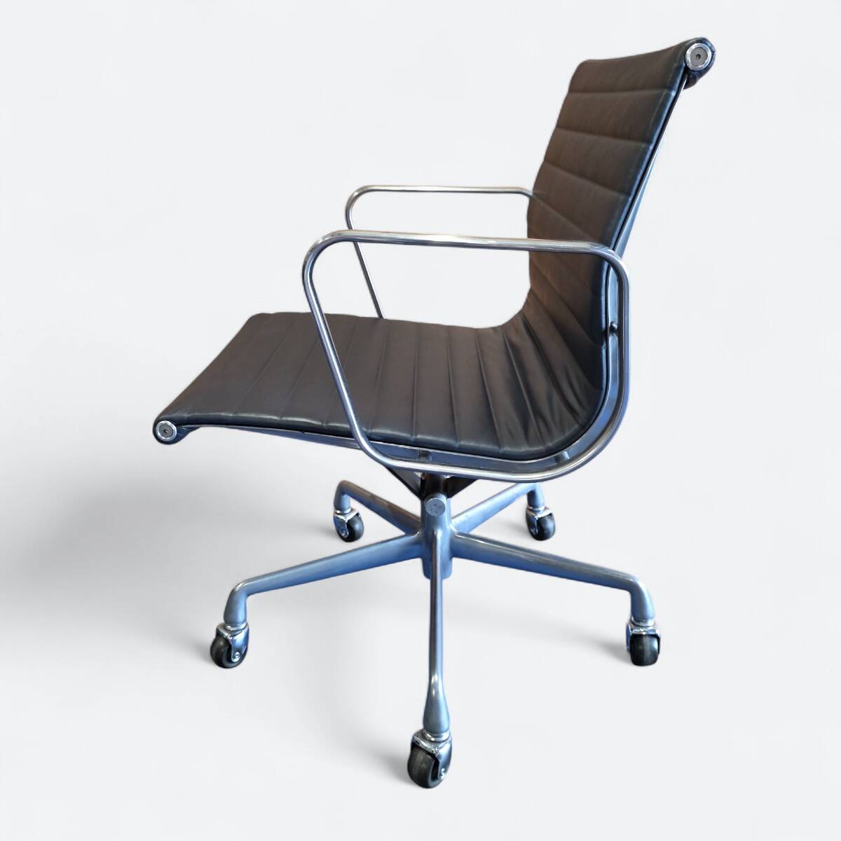 Navy Blue Herman Miller Original Eames EA335 Low Back Office Chair Castor b