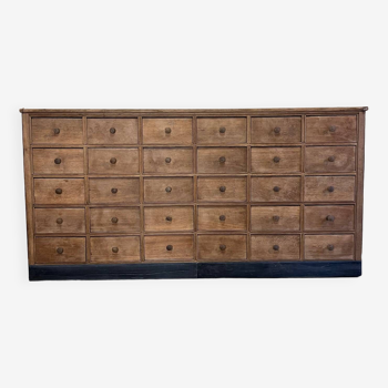 Trade furniture with oak drawers