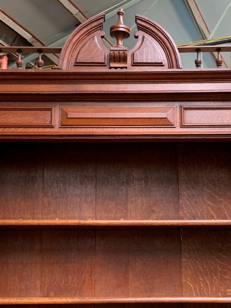 Bibliothèque-bureau dans le style Henri II