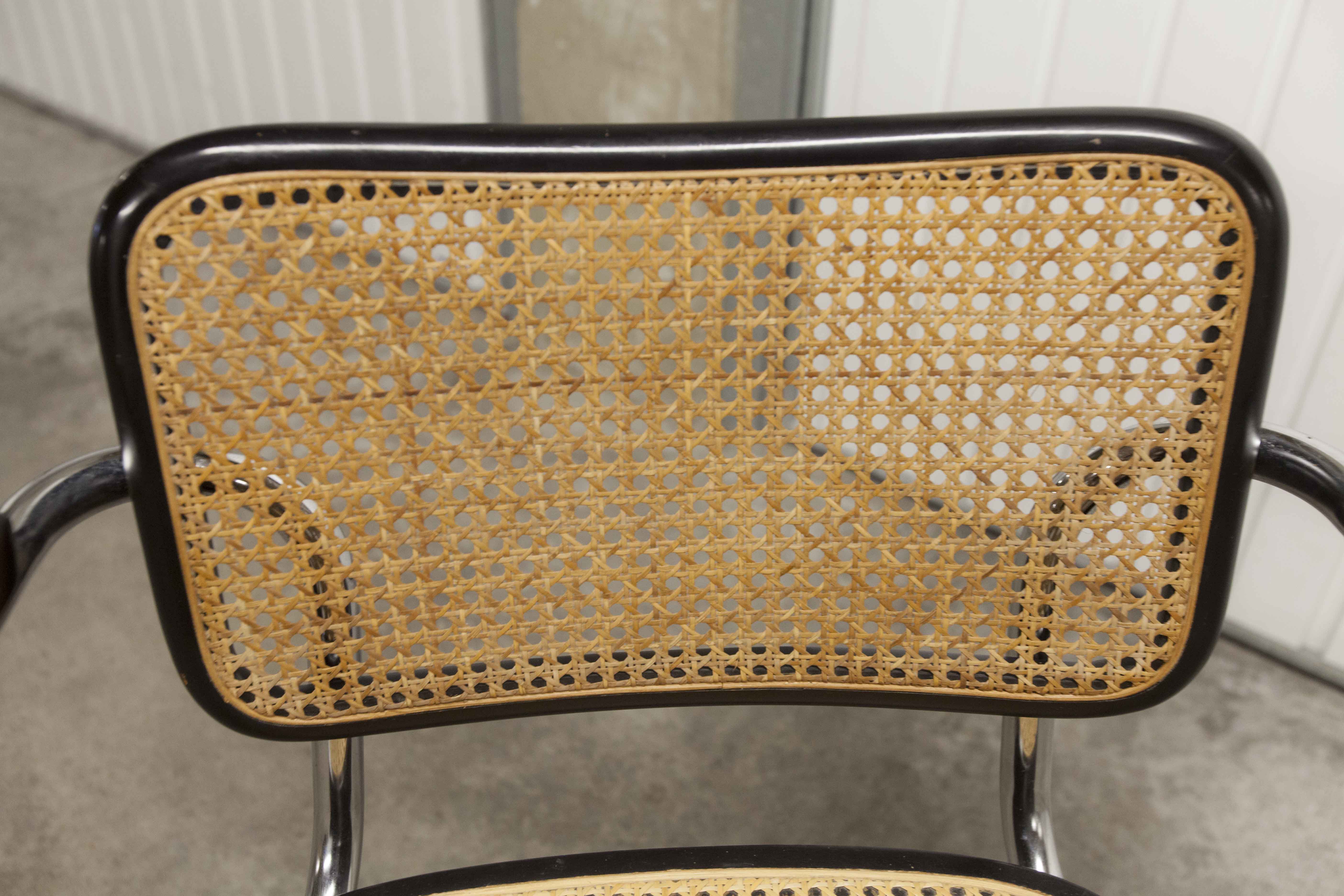 Fauteuil b64 Breuer noir cannage accoudoirs et tampons neufs