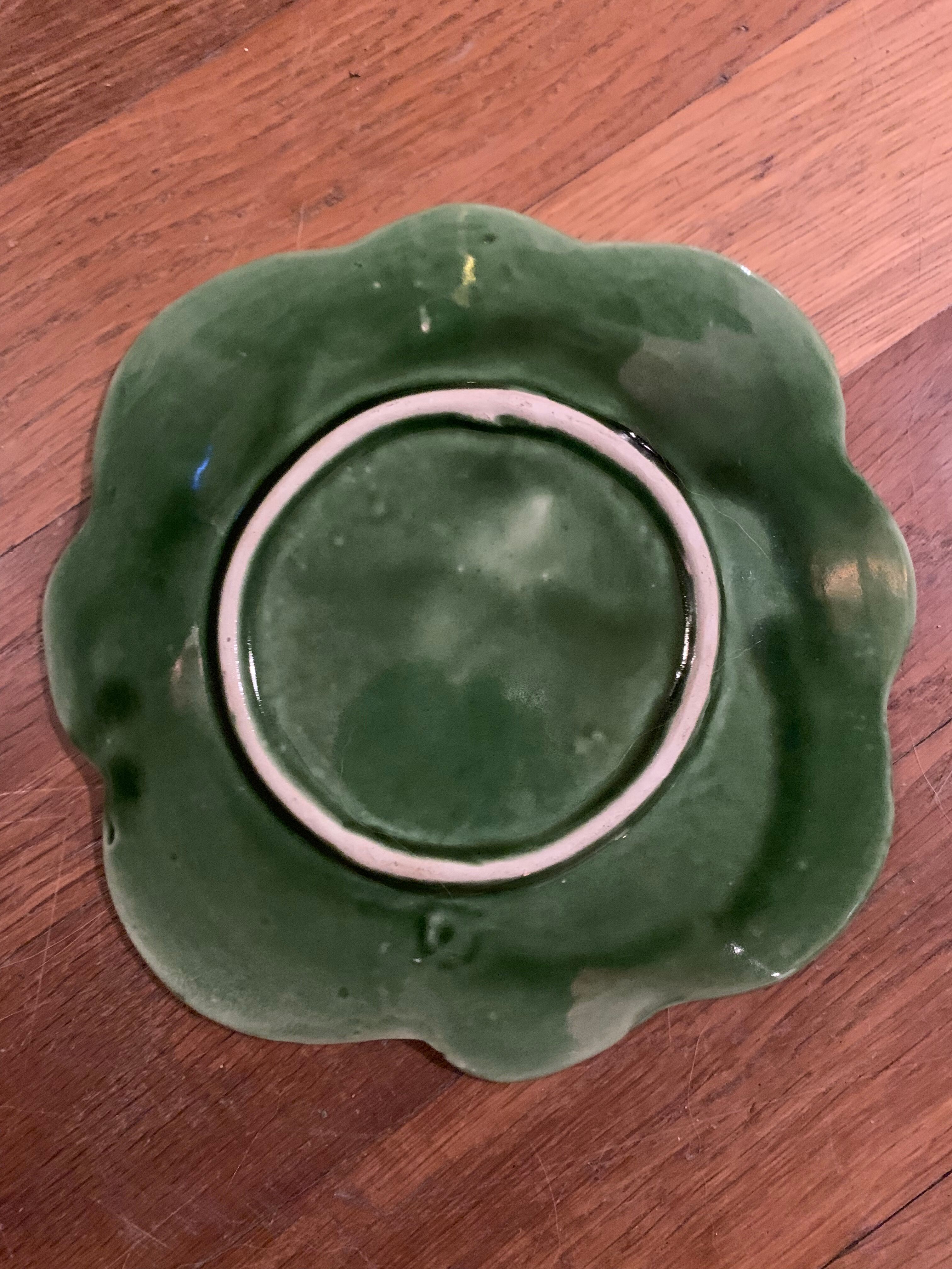 Small plate dabbling cabbage leaf