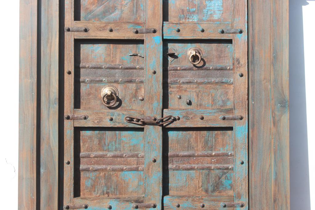 Indian door in old teak piece and patina of origin