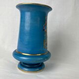 Vase bleu à motifs de fleurs et dorures