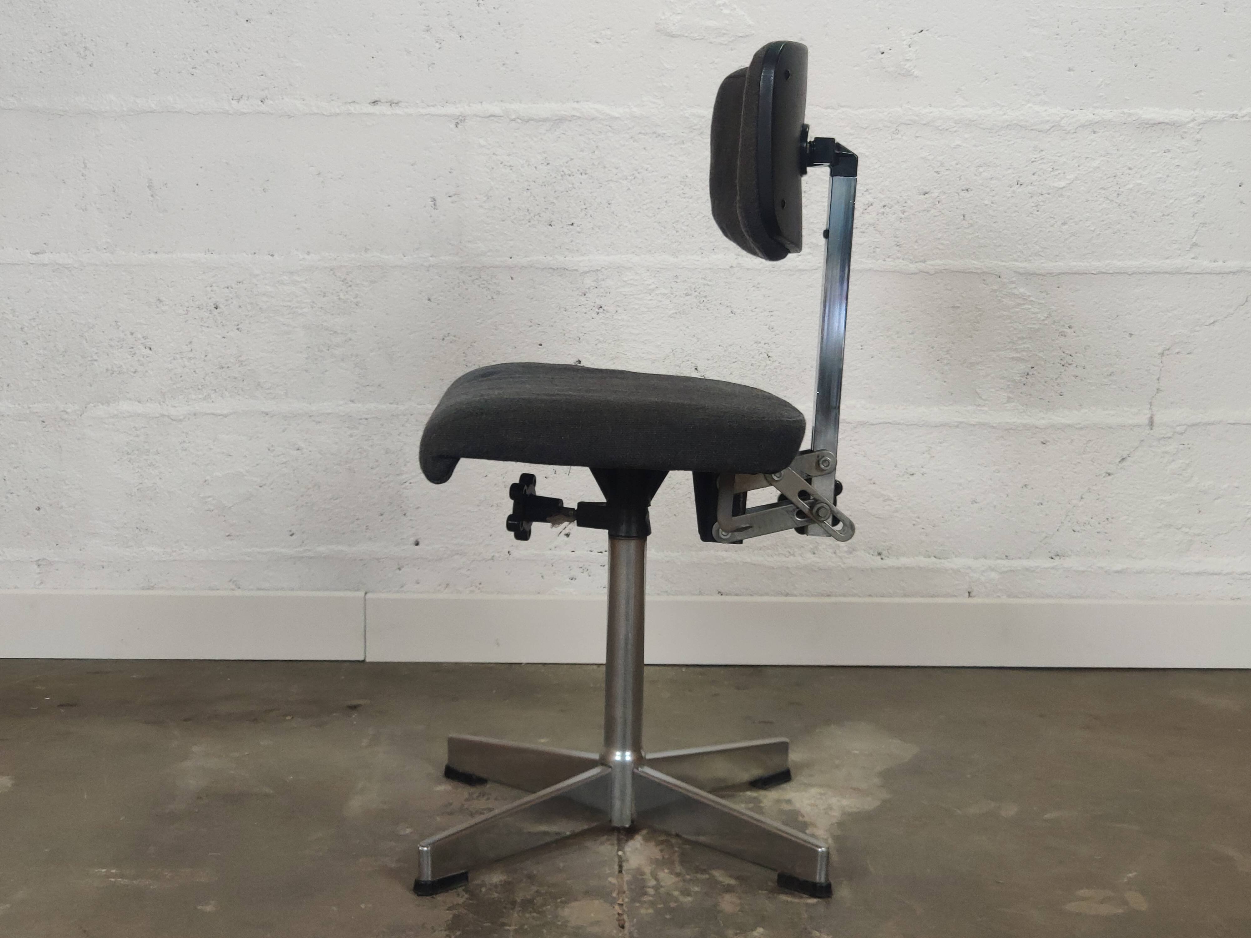 Chaise industrielle Cannone circa 60