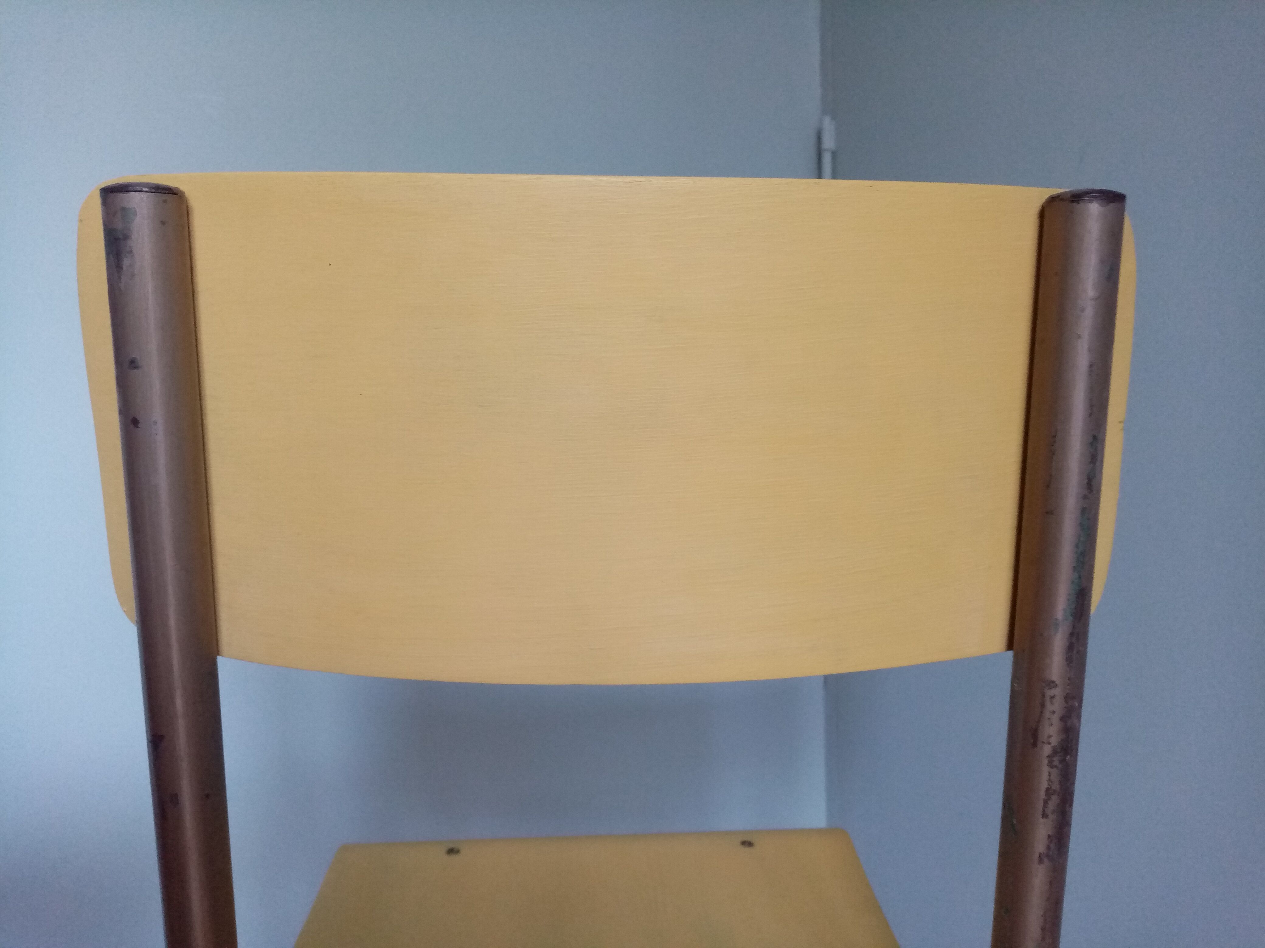 Chaise d'école adulte revisitée en jaune