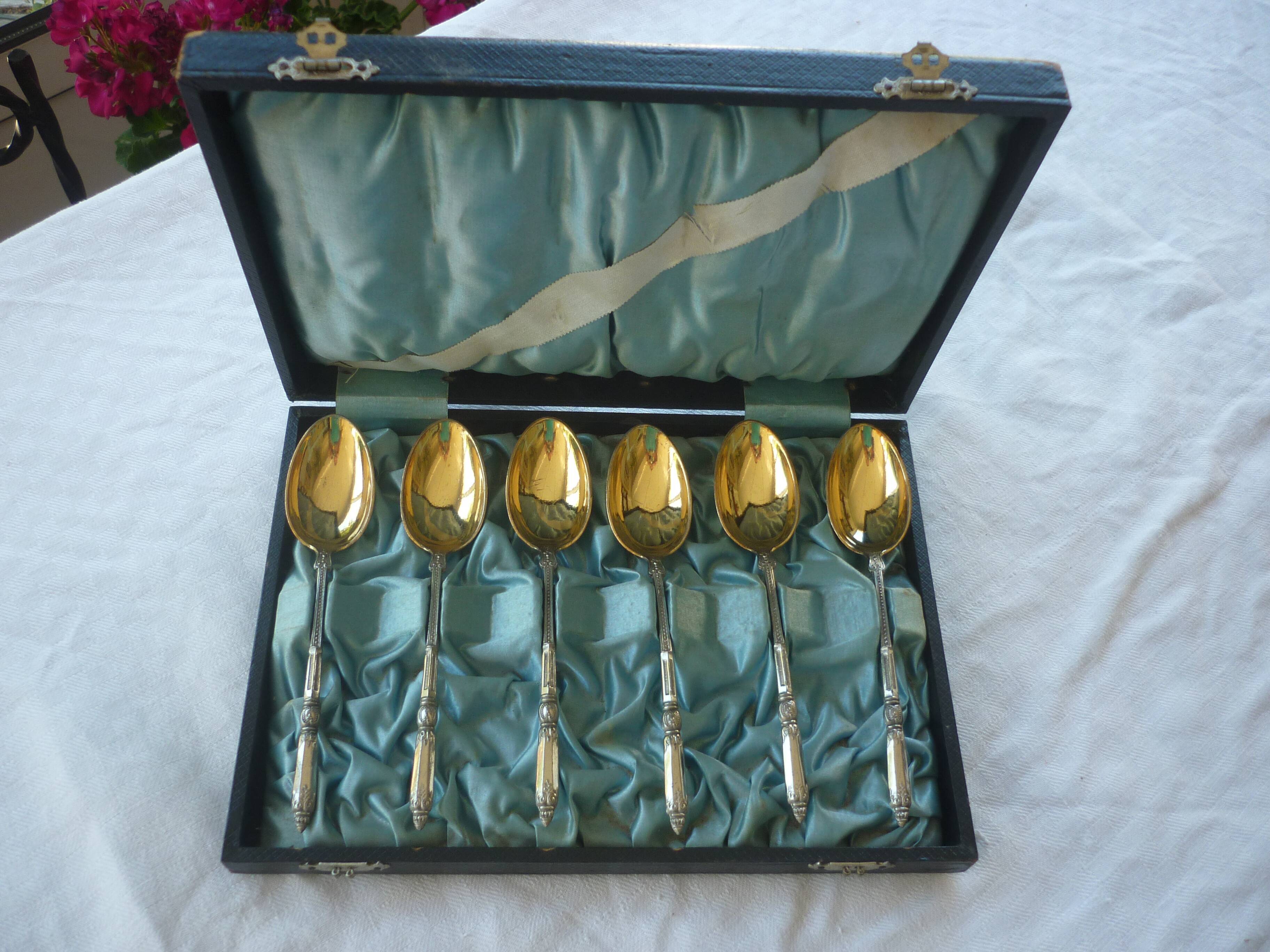 6 spoonfuls of silver and gold metal coffee