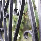 Porte d’entrée vitrée en chêne et grilles en fer, XIXème s.