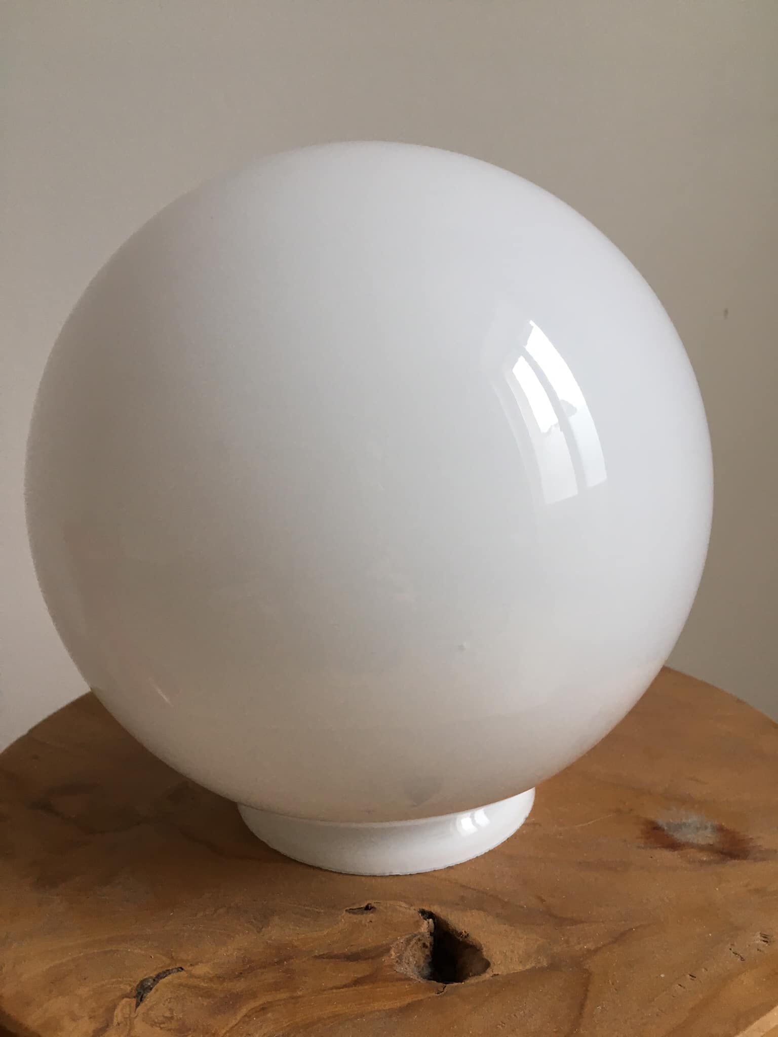 Spherical globe in white opaline