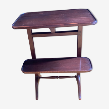 Foldable serving table