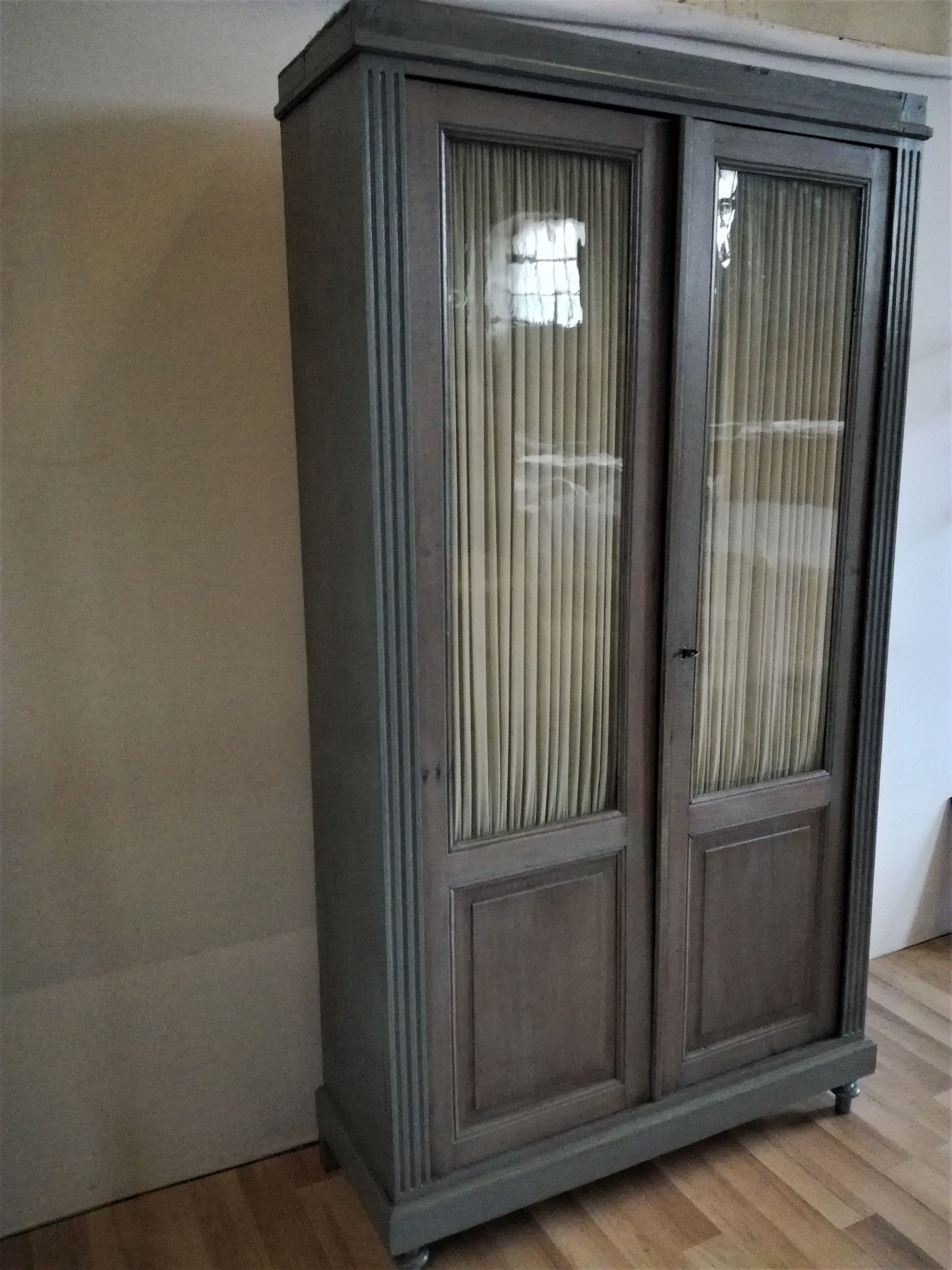 Armoire parisienne vitrée