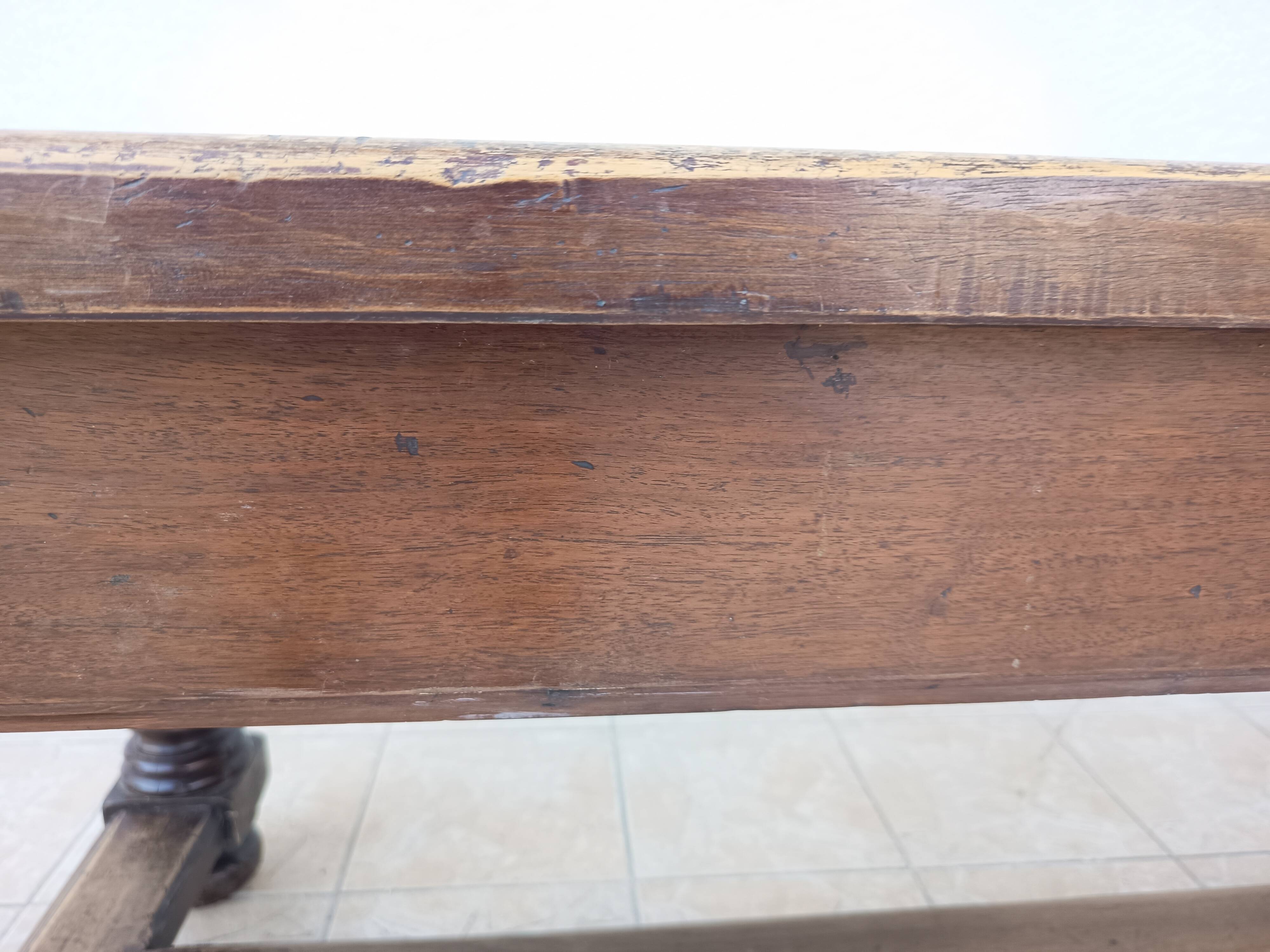 Louis XIII walnut table from the 19th century.