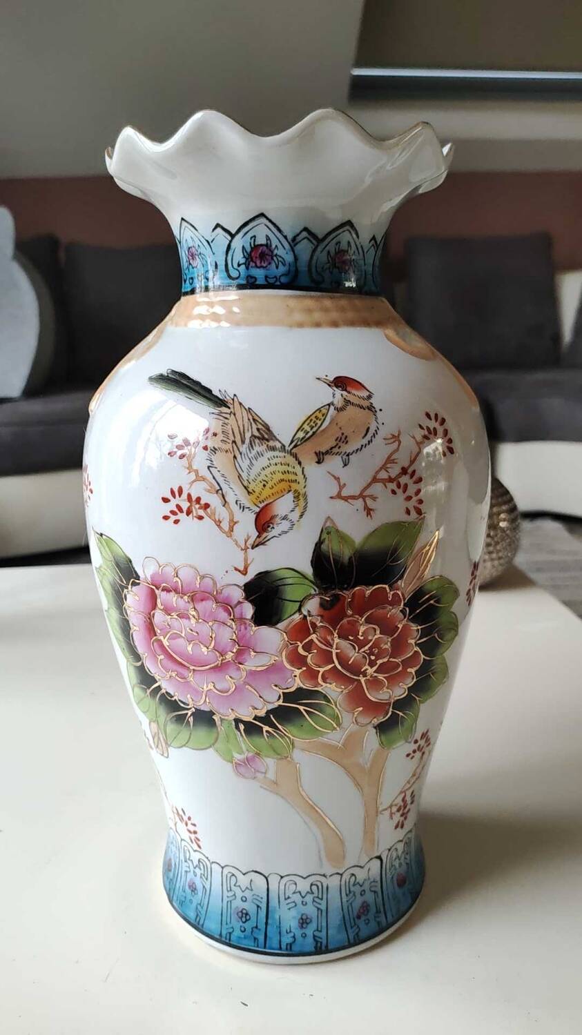 Chinese polychrome porcelain base. Peacock/birds of paradise designs. Corolla-shaped collar with ribbon. 30 x 15 cm