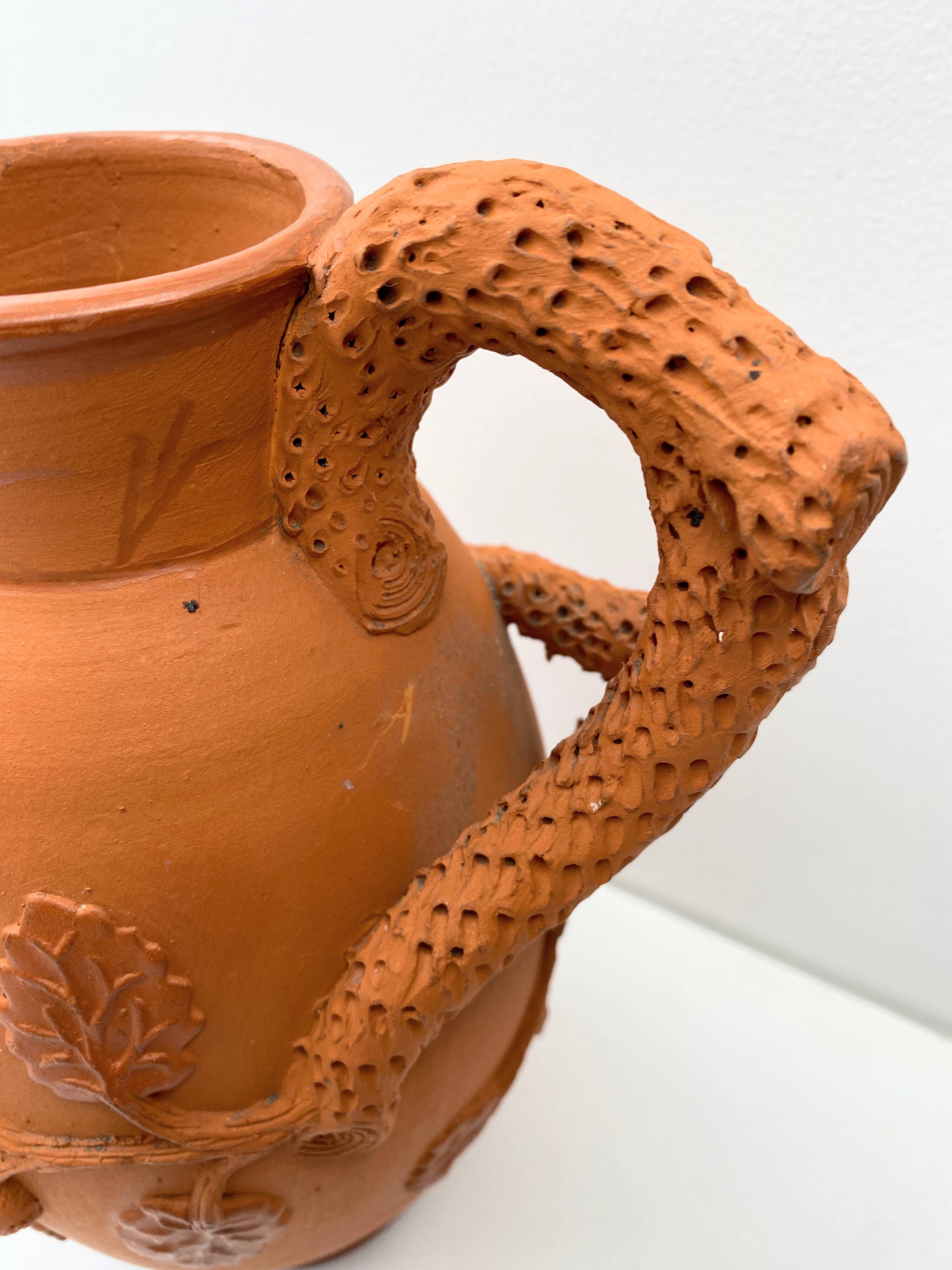 Vase Cruche en terre cuite vintage avec ornement végétale