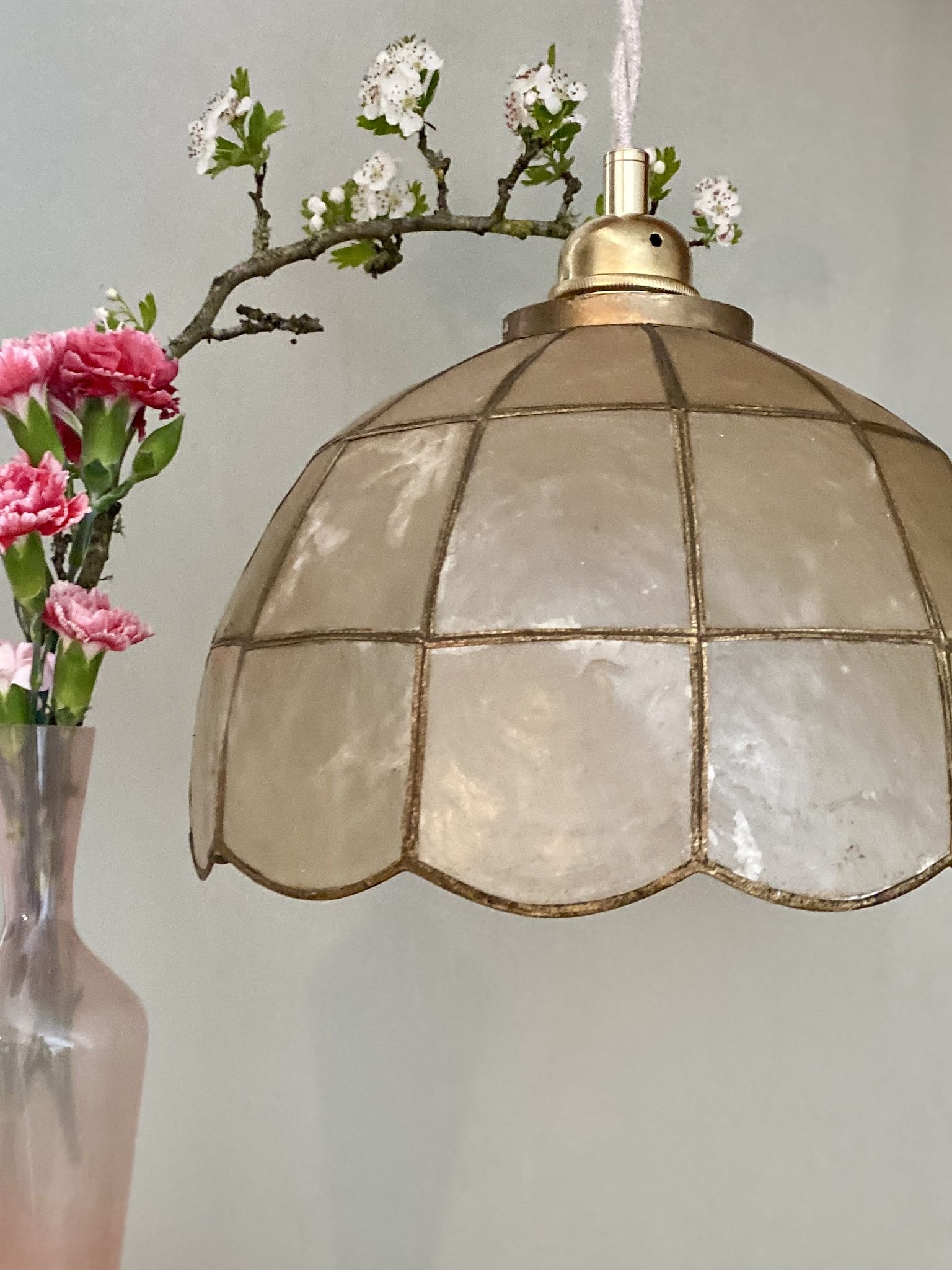 Vintage suspension lamp in mother-of-pearl and brass