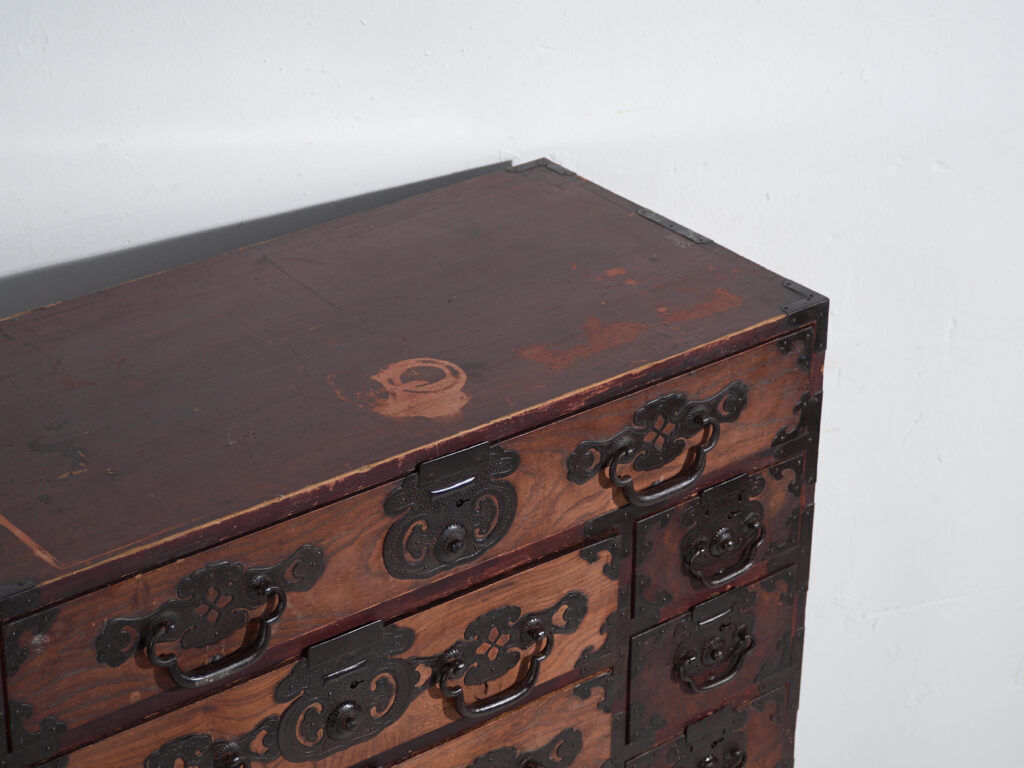 Ancient Japanese tansu of the choba-tansu type – Meiji/Taishō period (circa 1880-1920)