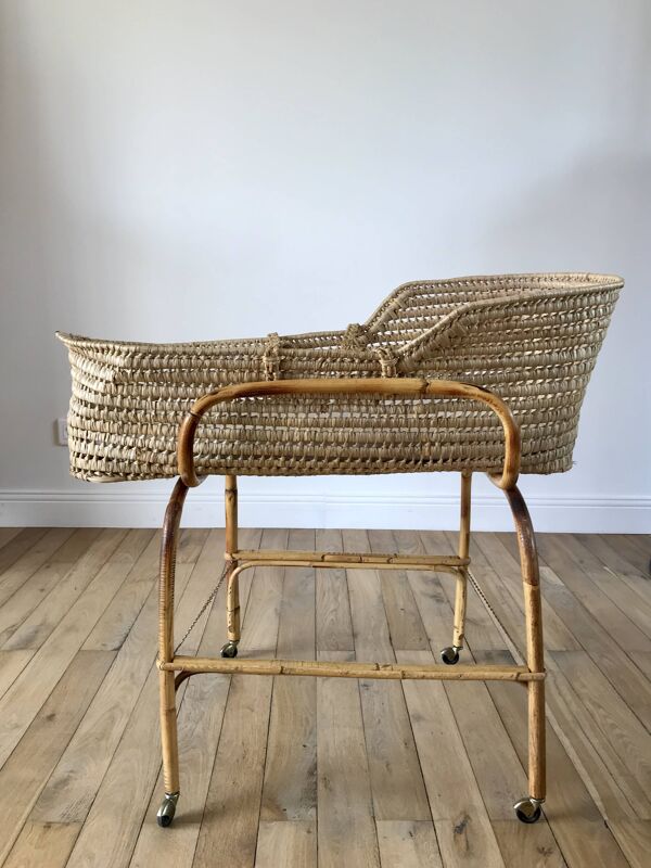 Berceau / couffin amovible en osier sur roulettes en bambou années 1950