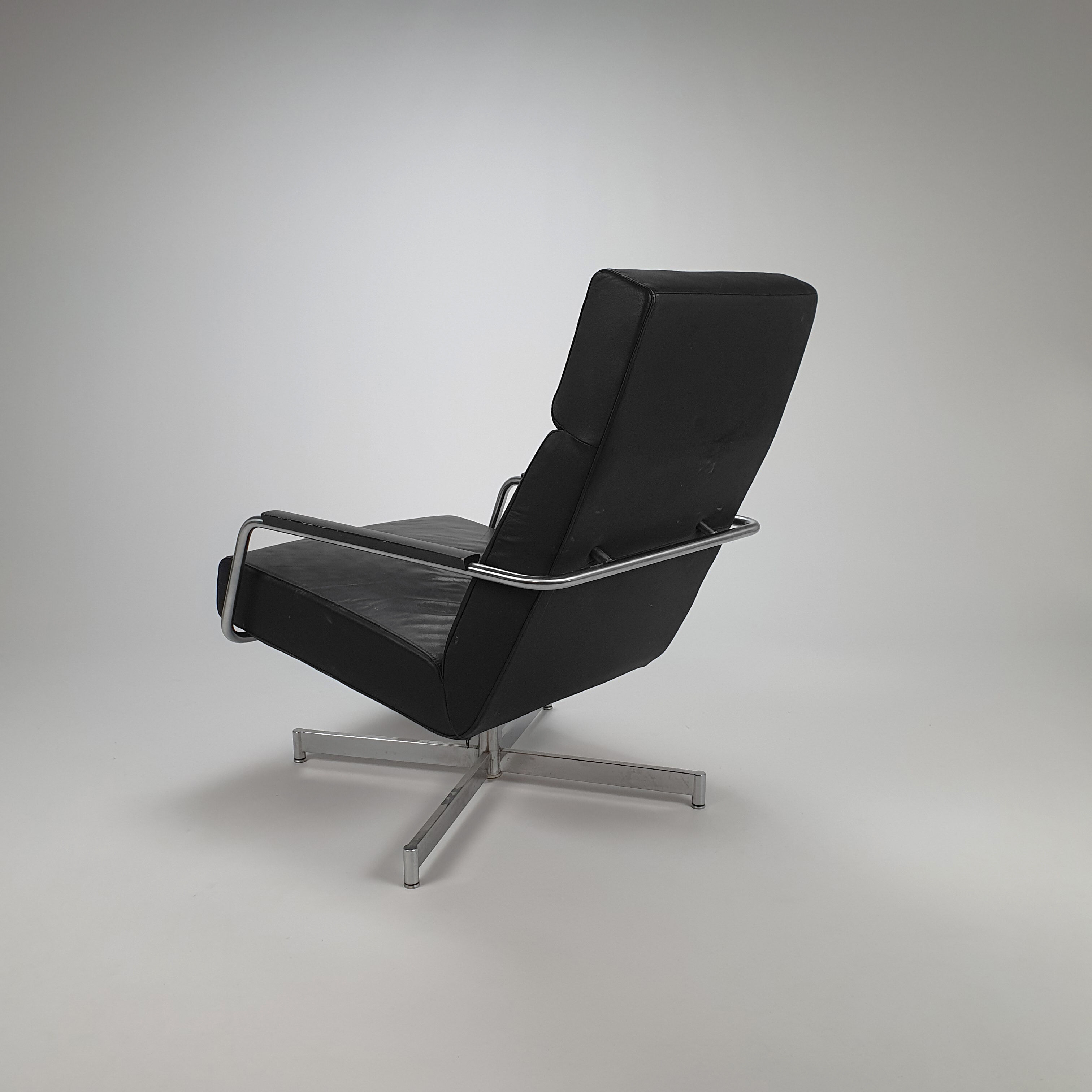Dutch Design Leather Swivel "Optie" Lounge Chair by Harvink, 1990s