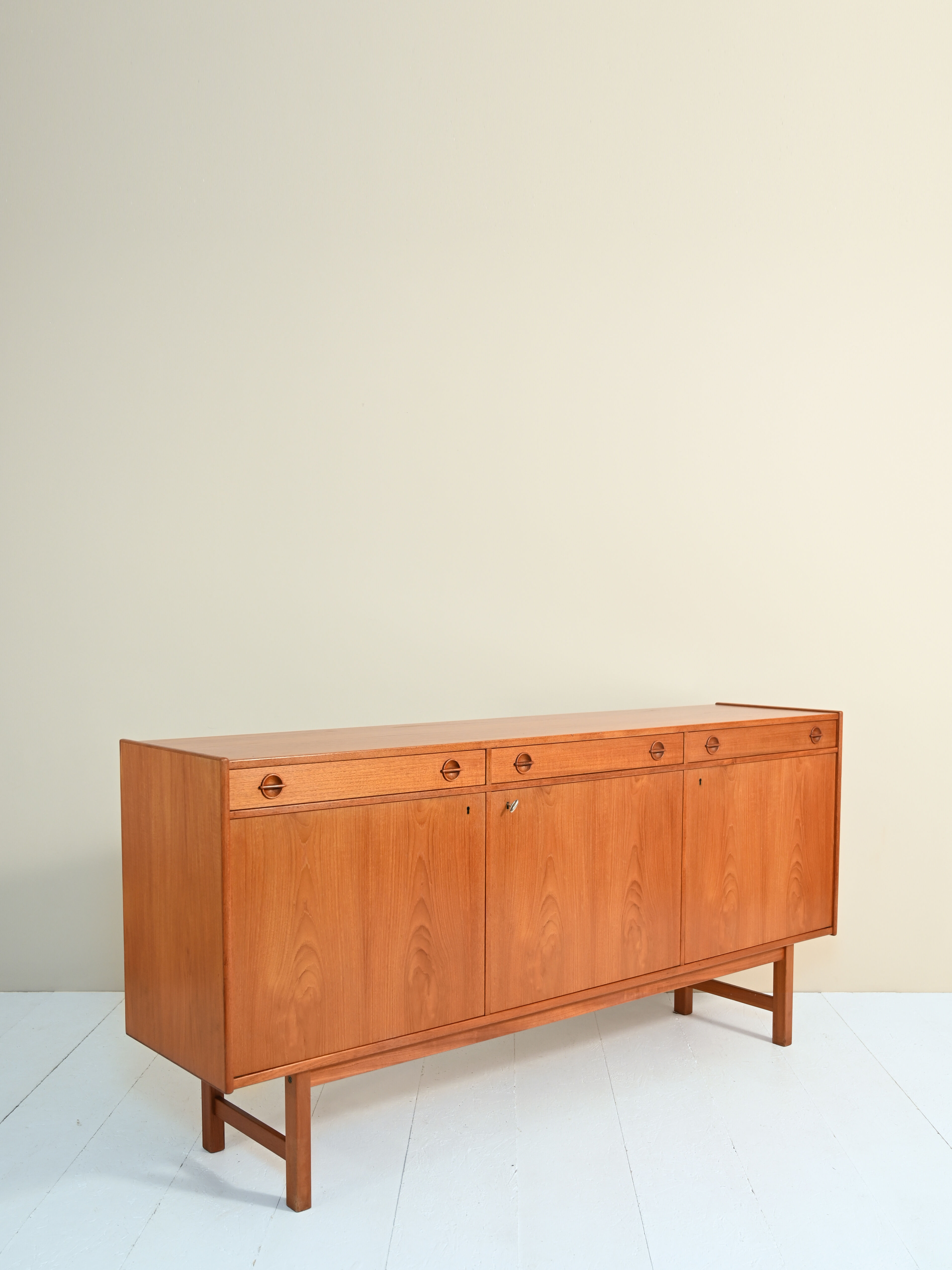 Buffet scandinave avec trois tiroirs