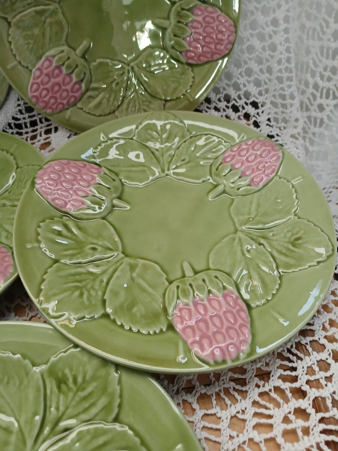 8 assiettes à dessert anciennes en barbotine