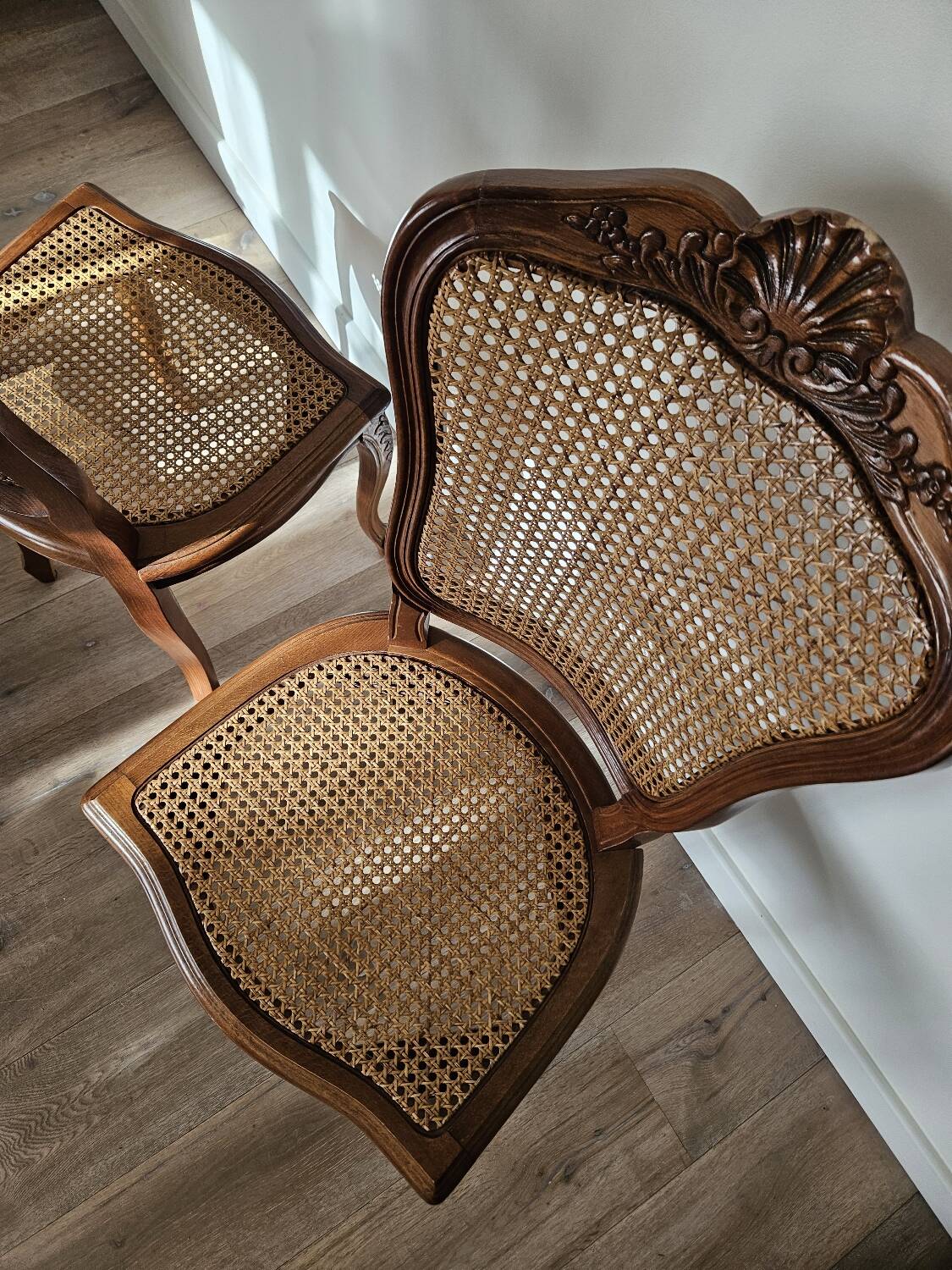Dossier en bois d'une chaise style Louis XV avec cannage en osier (3/4).