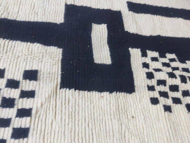 Handmade pure wool rug, natural size 200 x 300 cm.