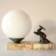 Lampe Art Déco globe opalin sur marbre & gazelle