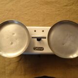 Old enamelled household scale forces 5 kg type roberval with its weights ref A212/1