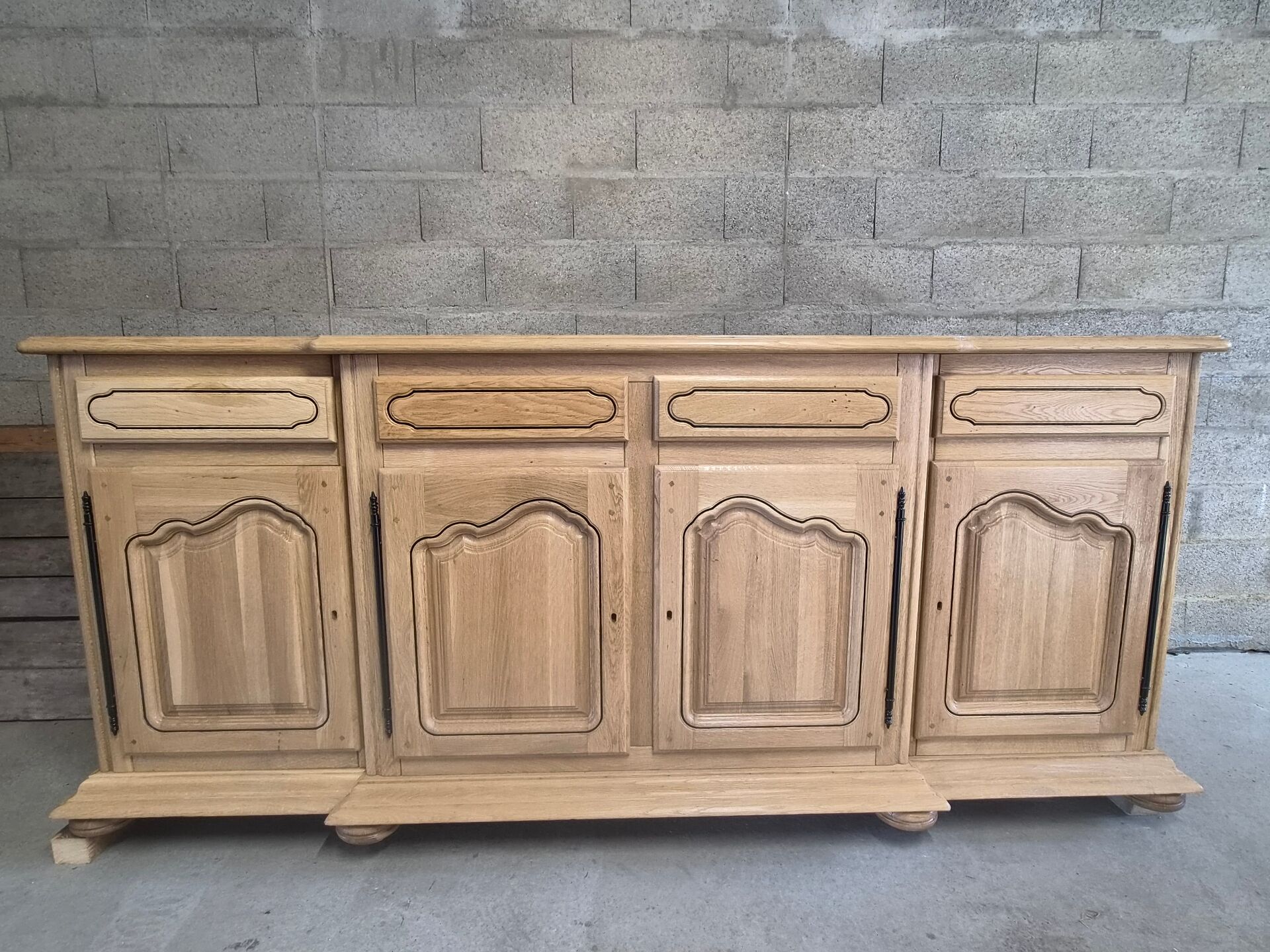 Bahut bas 4 portes 4 tiroirs en chêne