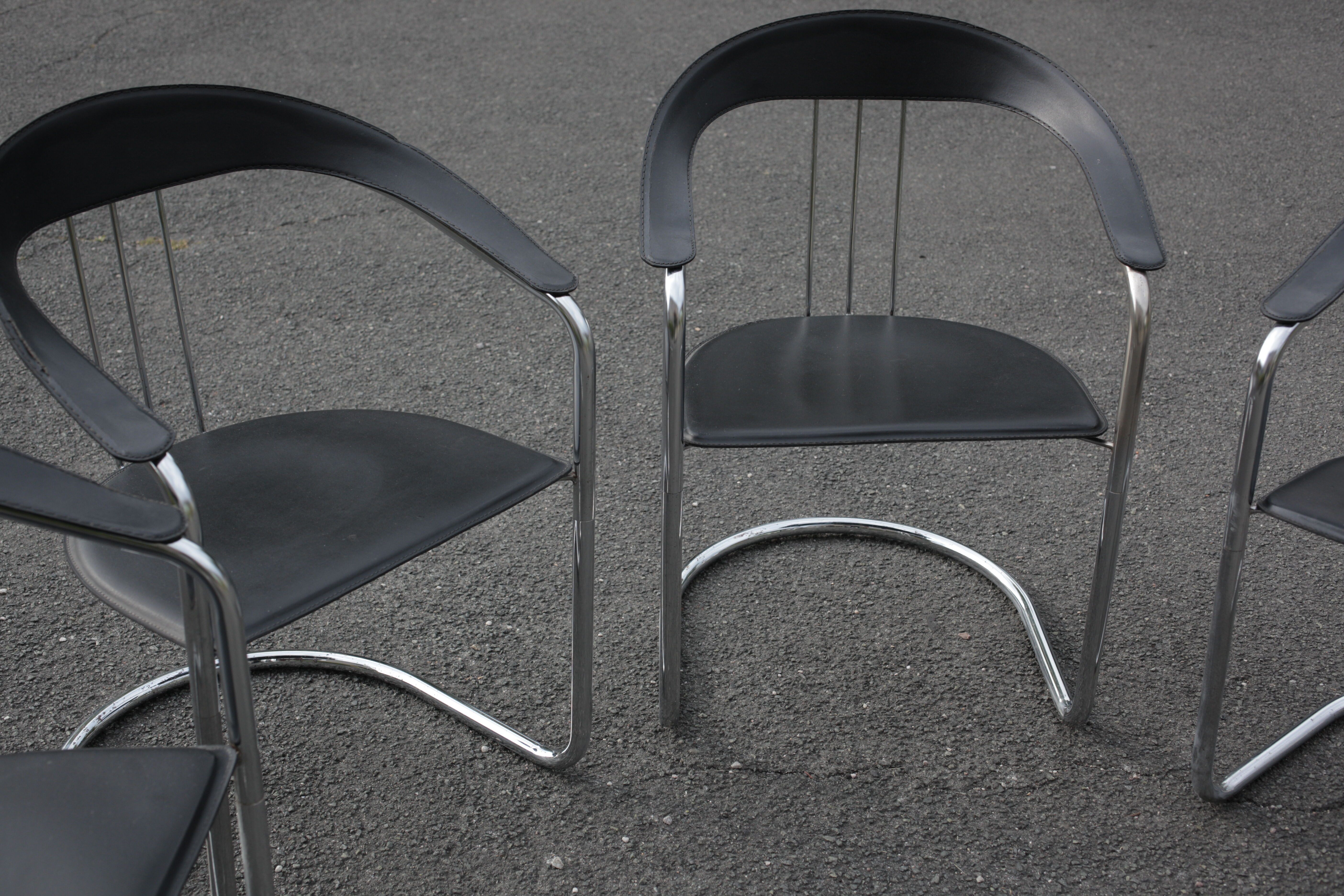 Quatre chaises avec accoudoirs style Arrben