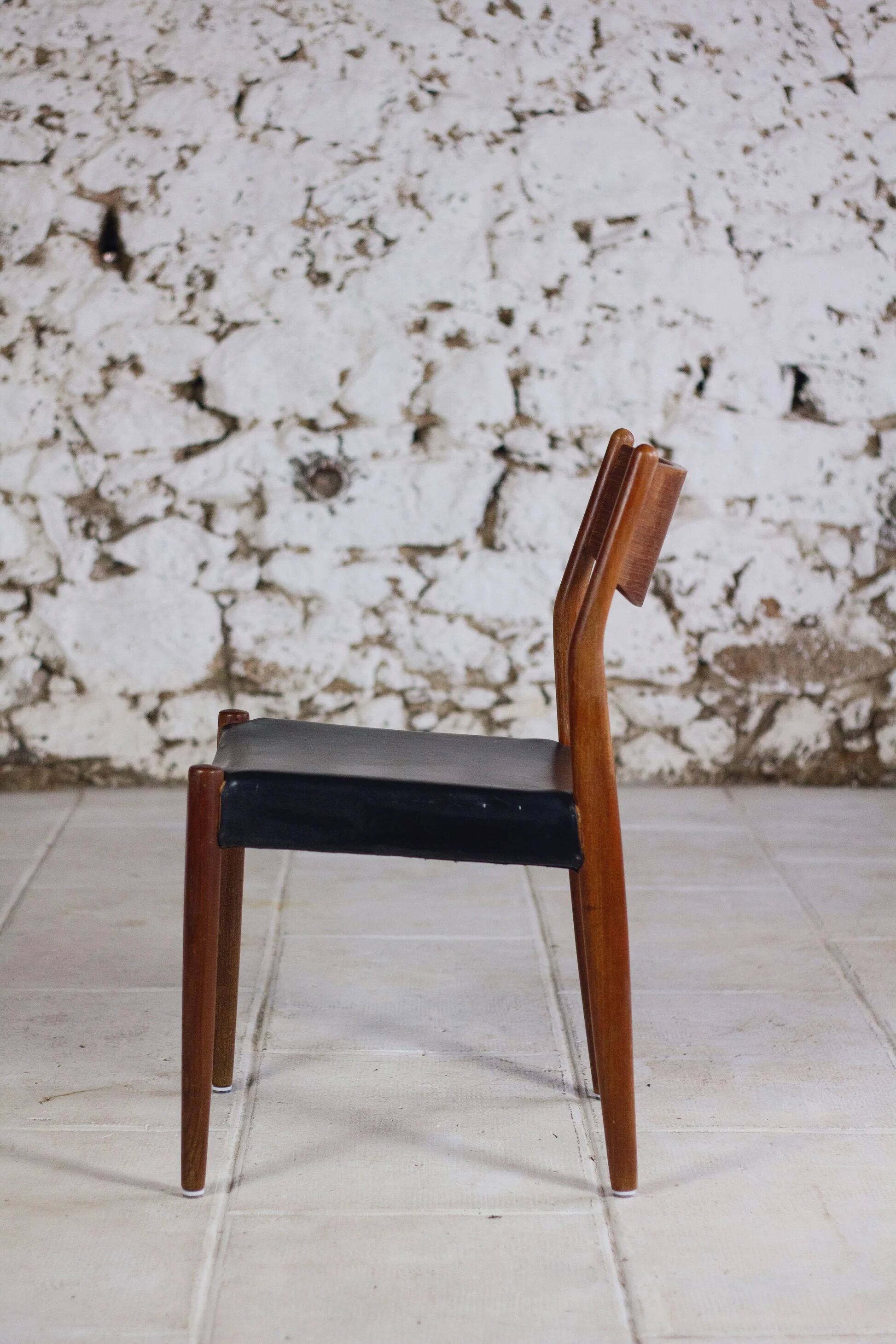 4 Scandinavian Fristho Franeker chairs in teak and faux leather, 1960.