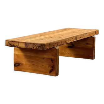 Table basse / banc en pin de Roland Wilhelmson