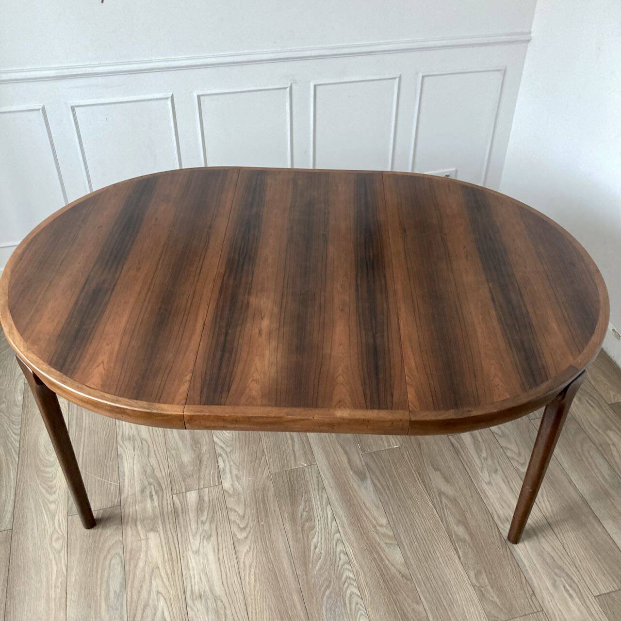 Dining table in rosewood, for 4 to 6 people.