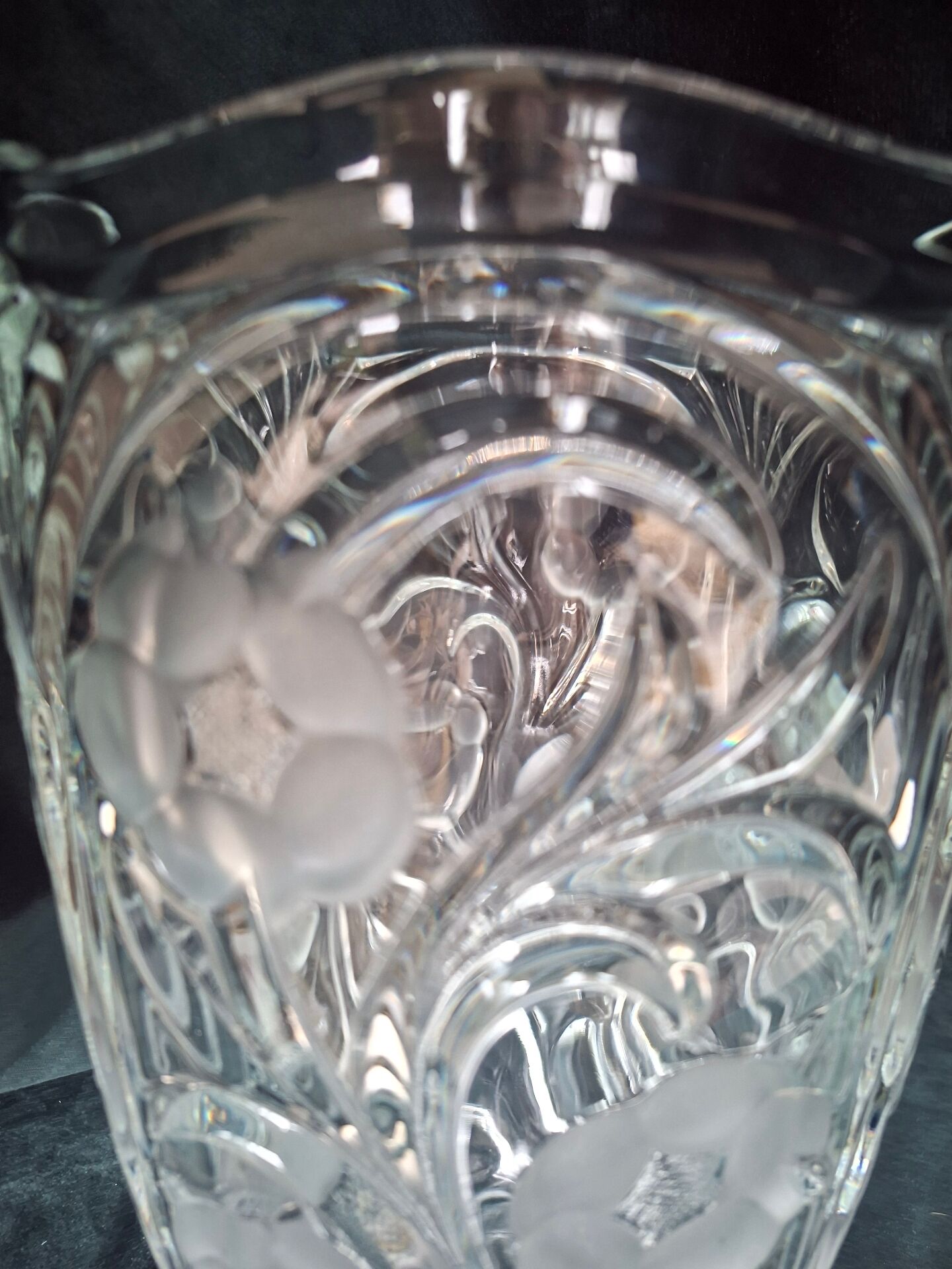 Grand vase en cristal taillé décor floral