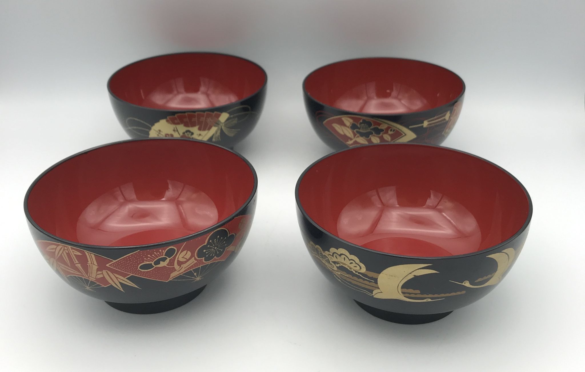 Set of 4 japanese bowls in lasewood decorated with black and red paint