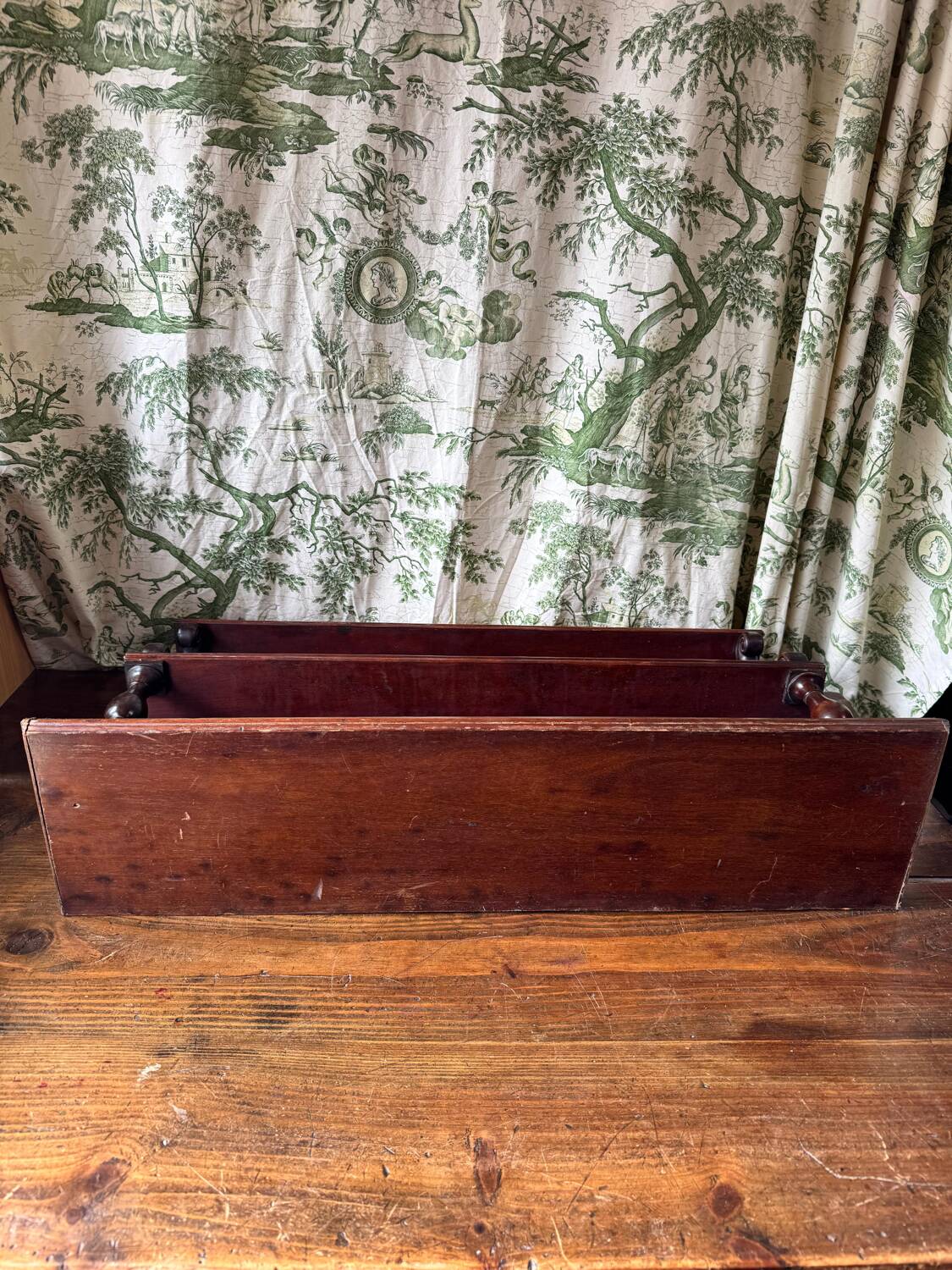 Elegant Victorian mahogany wall shelf. Late 19th century.