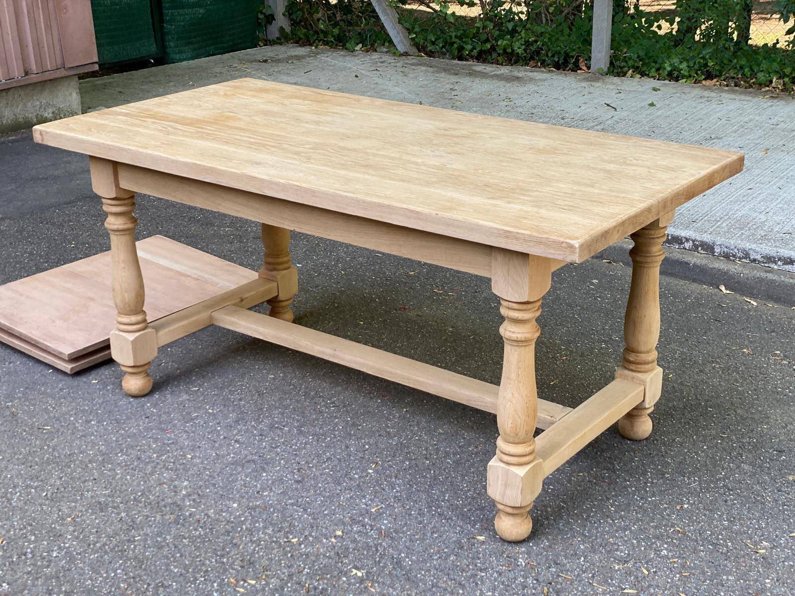 Renovated extendable farmhouse dining table made of solid raw oak from the 1950s.