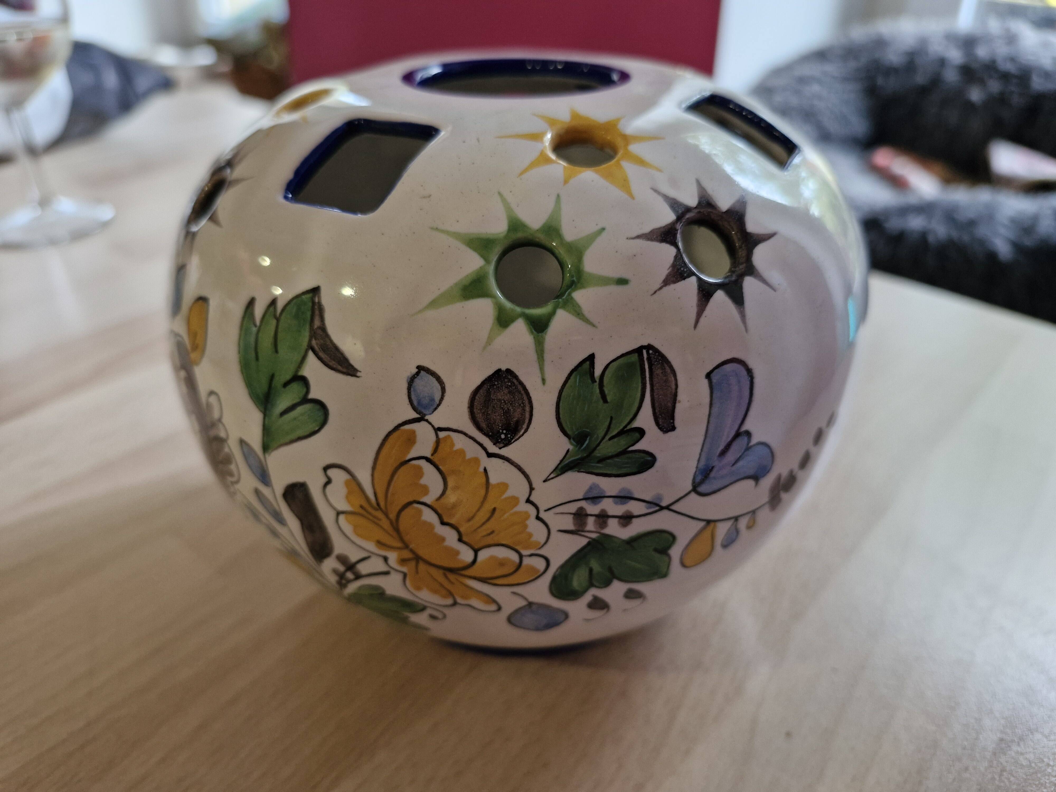 Montagnon flower holder