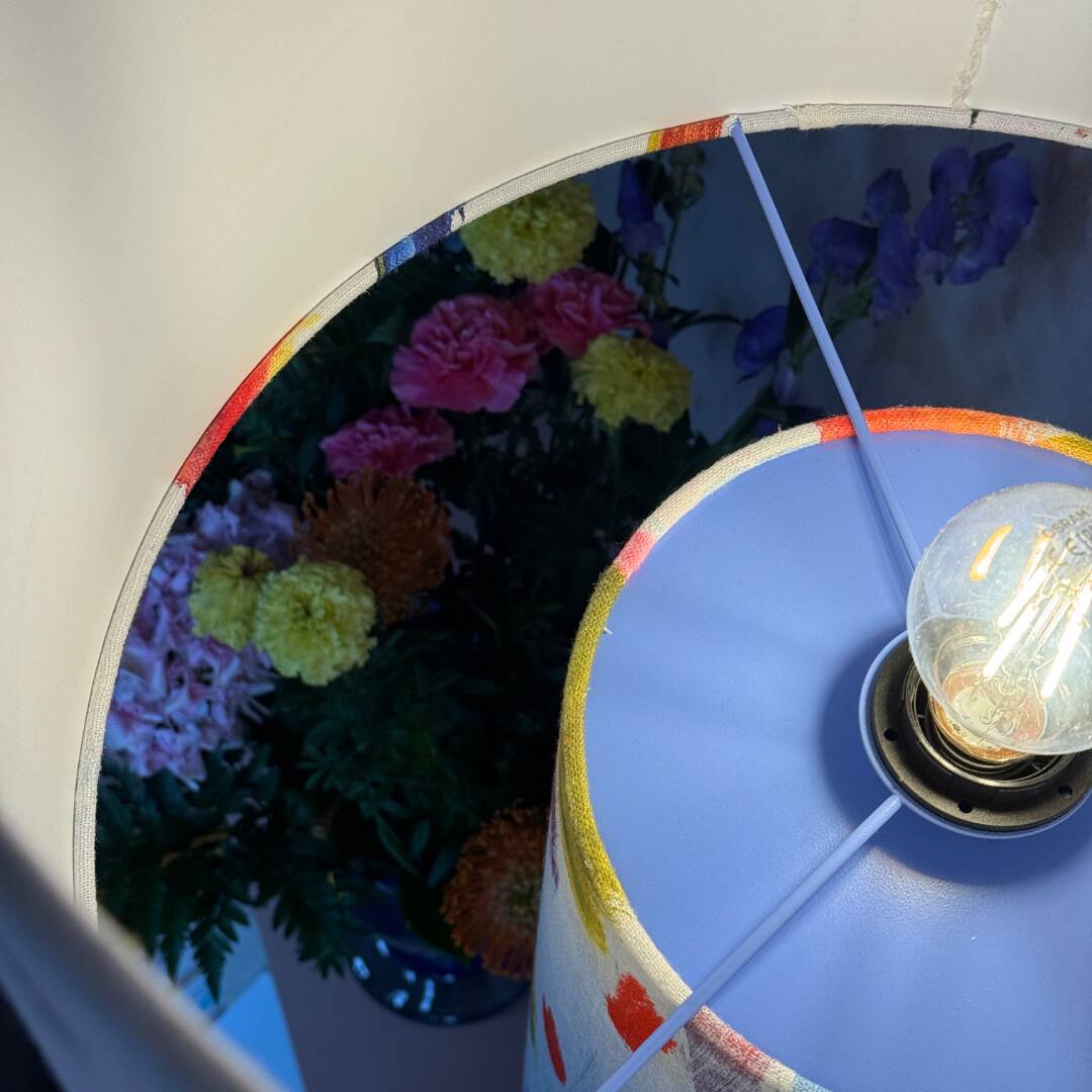 Paire de lampes tissu Pierre Frey, bleu clair et câble rouge