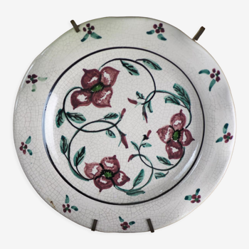 Assiette Meyssac à décor de fleurs sur fond craquelé début XXème et son support