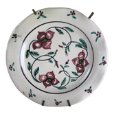 Assiette Meyssac à décor de fleurs sur fond craquelé début XXème et son support