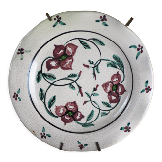 Assiette Meyssac à décor de fleurs sur fond craquelé début XXème et son support