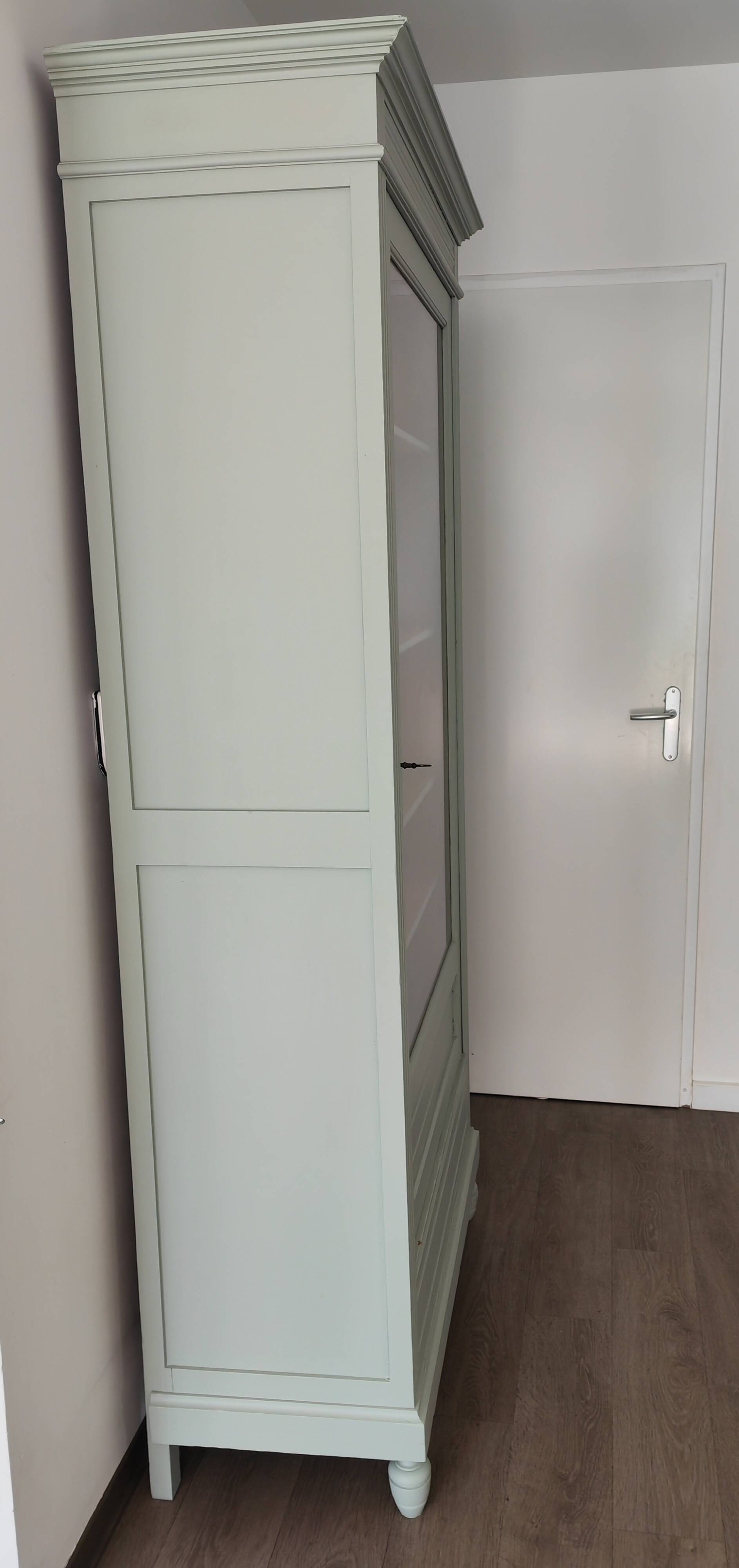 Armoire vitrée parisienne