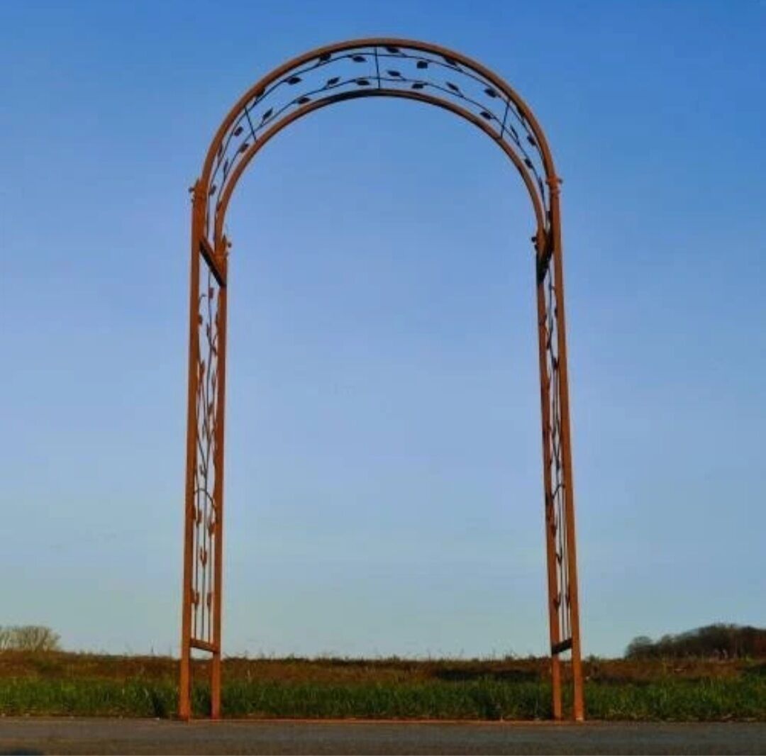 Garden arch in wrought iron with leaves