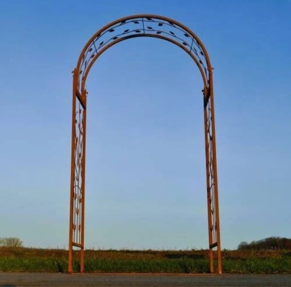 Arche de jardin en fer forgé avec des Feuilles