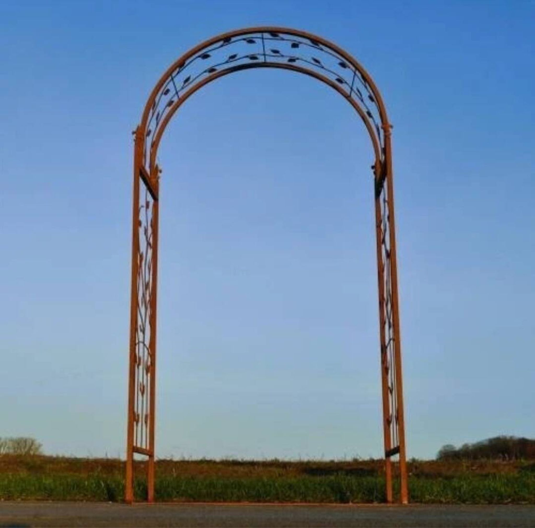 Garden arch in wrought iron with leaves